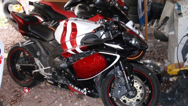 YAMAHA R1